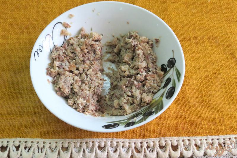 Фото приготовление рецепта: Салат из сардин и крекеров шаг №3