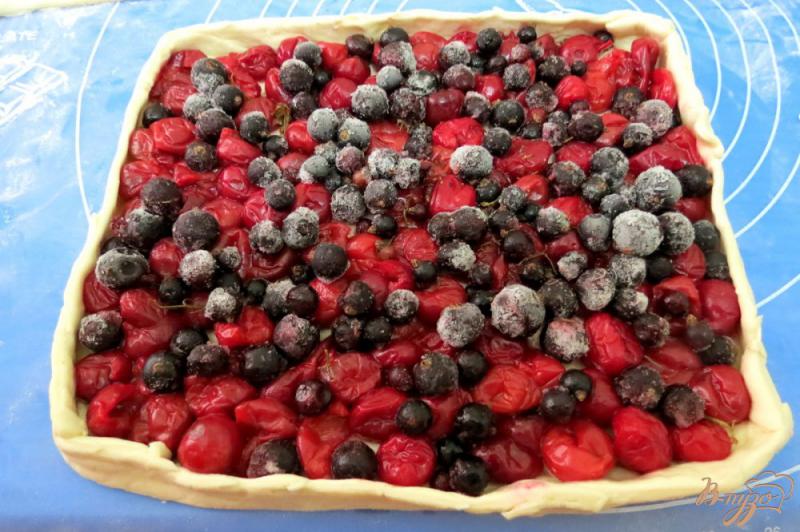Фото приготовление рецепта: Открытый пирог с ягодами шаг №4