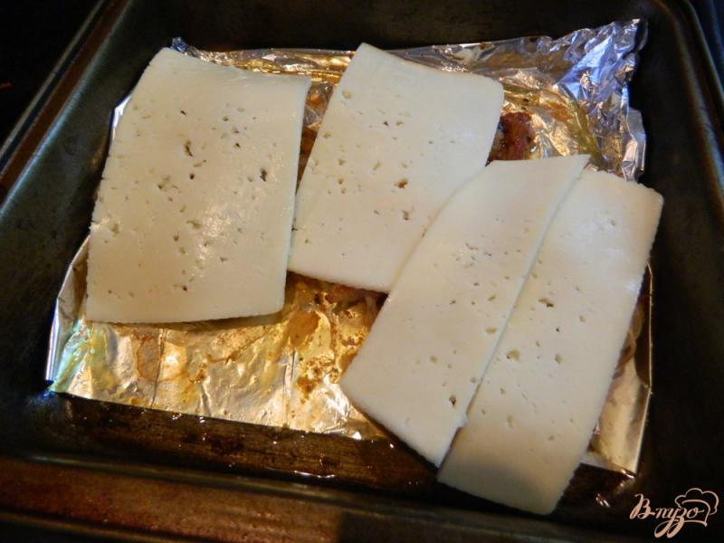 Фото приготовление рецепта: Мясо запеченное в духовке под сыром шаг №4