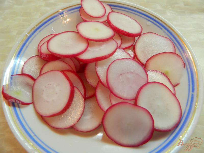 Фото приготовление рецепта: Салат из редиса и огурца со шпинатом шаг №2