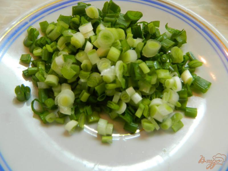 Фото приготовление рецепта: Салат из редиса и огурца со шпинатом шаг №3