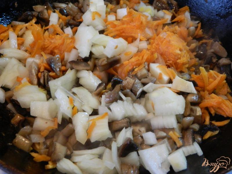 Фото приготовление рецепта: Перец фаршированный рисом и грибами шаг №4