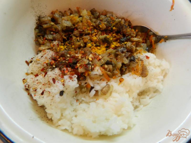 Фото приготовление рецепта: Перец фаршированный рисом и грибами шаг №6