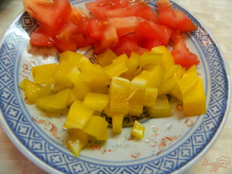 Фото приготовление рецепта: Омлет с помидором, болгарским перцем и пармезаном шаг №3