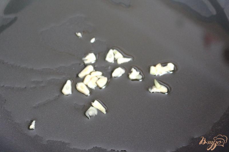 Фото приготовление рецепта: Салат с белыми грибами и гренками шаг №1
