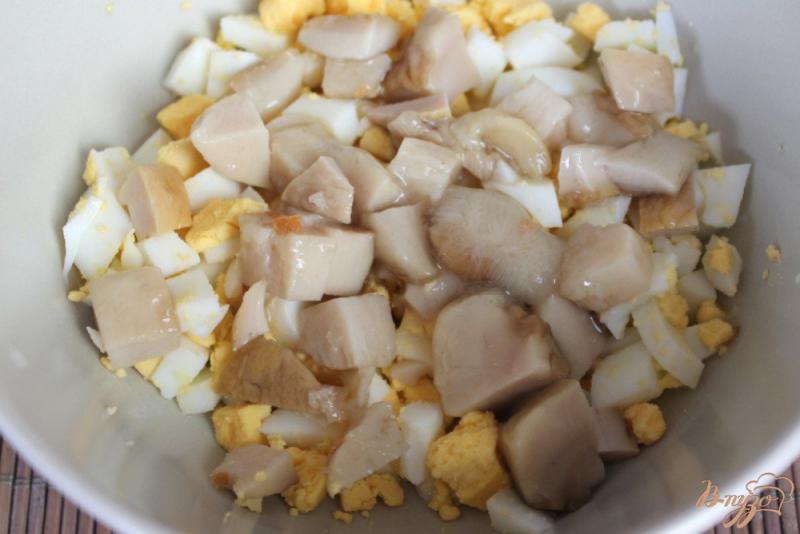 Фото приготовление рецепта: Салат с белыми грибами и гренками шаг №4