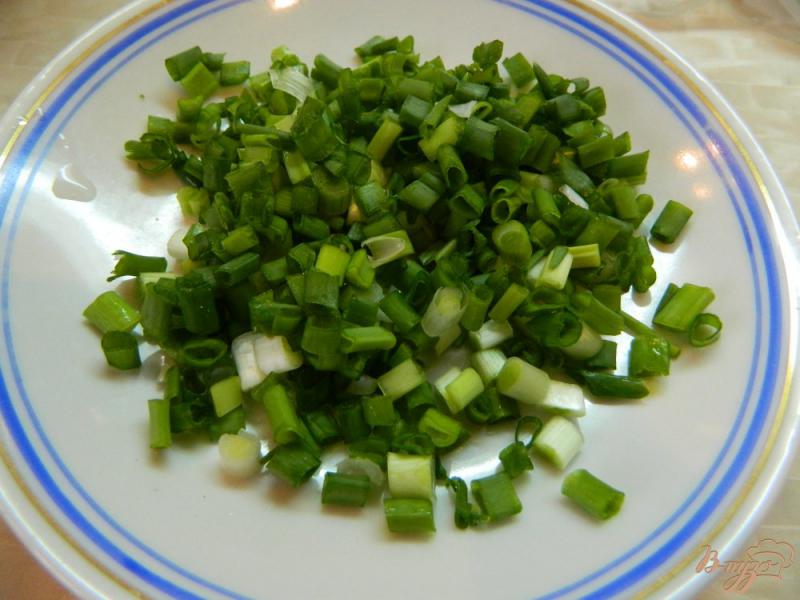 Фото приготовление рецепта: Легкий весенний салат со сметаной шаг №3