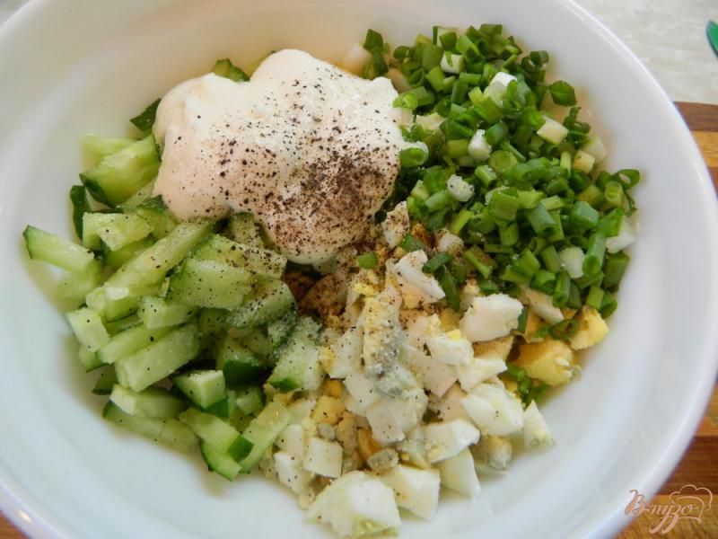 Фото приготовление рецепта: Легкий весенний салат со сметаной шаг №4