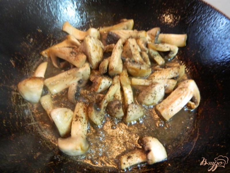 Фото приготовление рецепта: Фасоль с грибами и болгарским перцем шаг №4