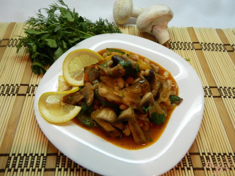 Фото приготовление рецепта: Фасоль с грибами и болгарским перцем шаг №8