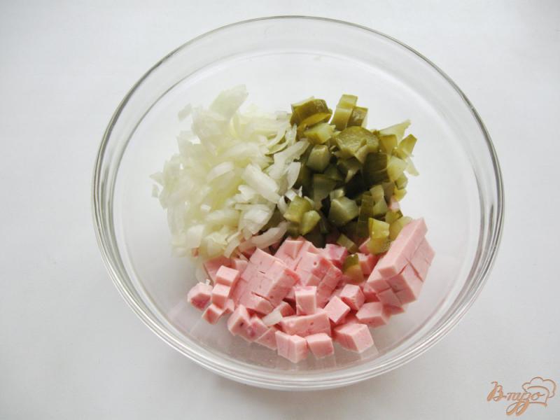 Фото приготовление рецепта: Салат с фасолью и колбасой шаг №3