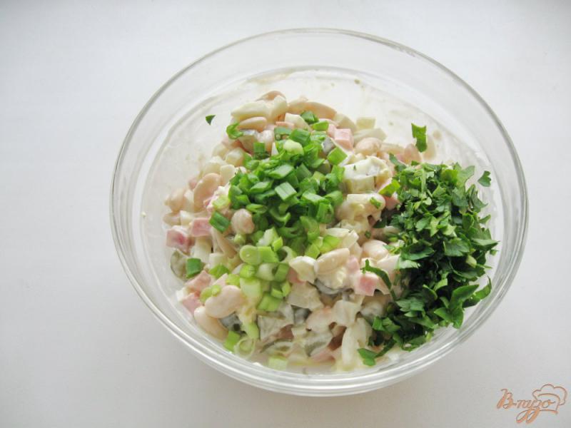 Фото приготовление рецепта: Салат с фасолью и колбасой шаг №7