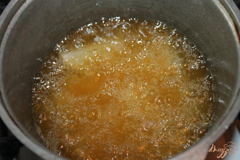 Фото приготовление рецепта: Картофельные дольки с сыром и тимьяном шаг №2