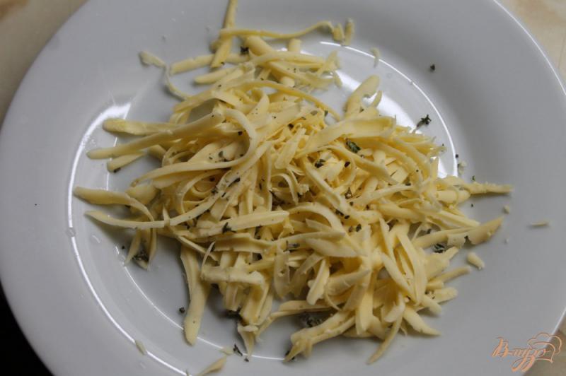 Фото приготовление рецепта: Картофельные дольки с сыром и тимьяном шаг №3