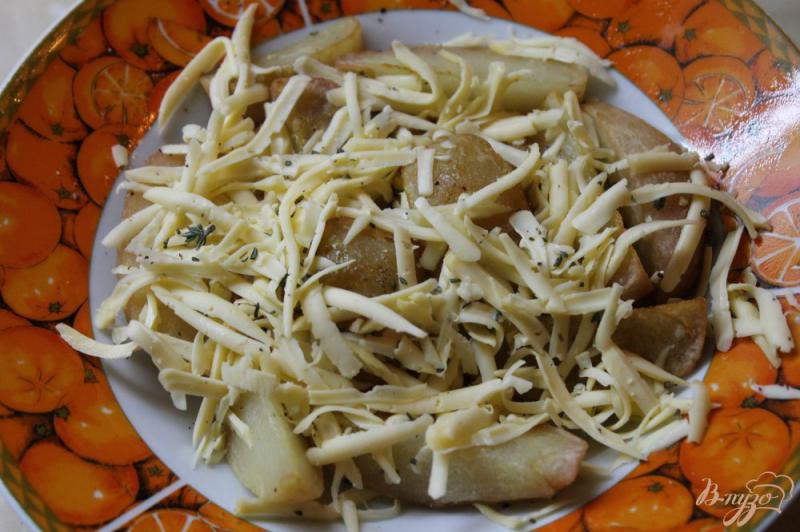 Фото приготовление рецепта: Картофельные дольки с сыром и тимьяном шаг №5