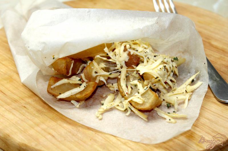 Фото приготовление рецепта: Картофельные дольки с сыром и тимьяном шаг №6