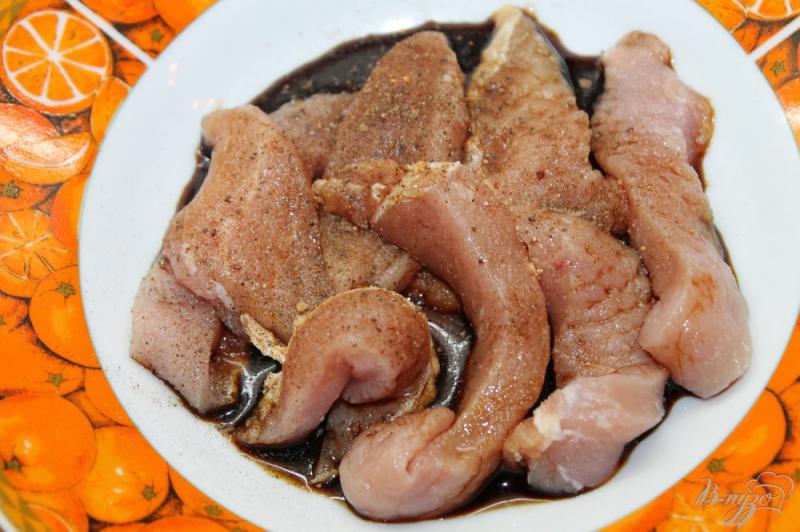 Фото приготовление рецепта: Мини шашлычки из свинины в соевом маринаде шаг №3