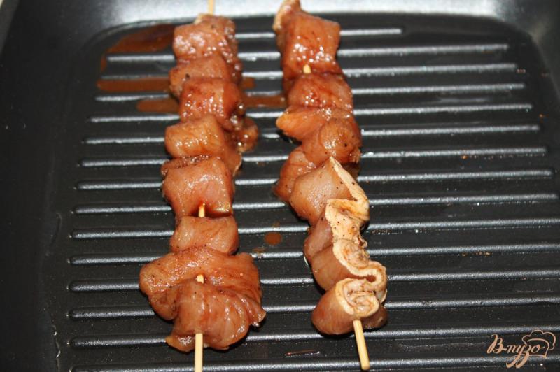 Фото приготовление рецепта: Мини шашлычки из свинины в соевом маринаде шаг №5