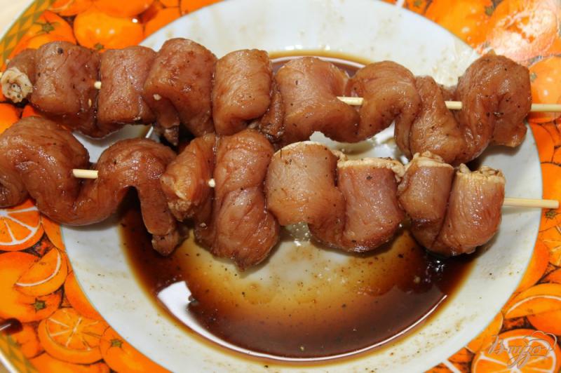 Фото приготовление рецепта: Мини шашлычки из свинины в соевом маринаде шаг №4