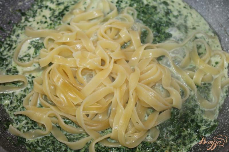 Фото приготовление рецепта: Тальятелле со шпинатом в сливках шаг №3