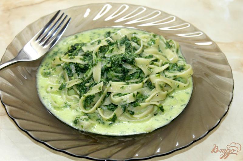 Фото приготовление рецепта: Тальятелле со шпинатом в сливках шаг №4