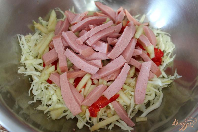Фото приготовление рецепта: Салат из капусты с колбасой и перцем шаг №4