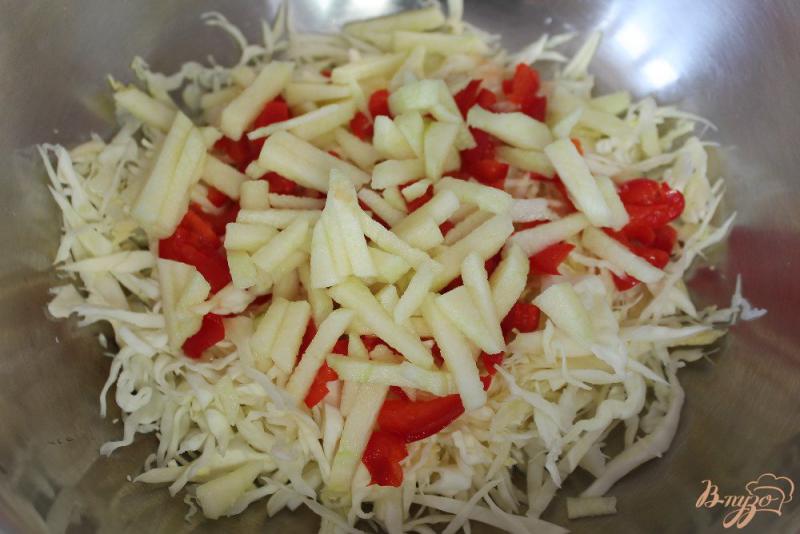 Фото приготовление рецепта: Салат из капусты с колбасой и перцем шаг №3