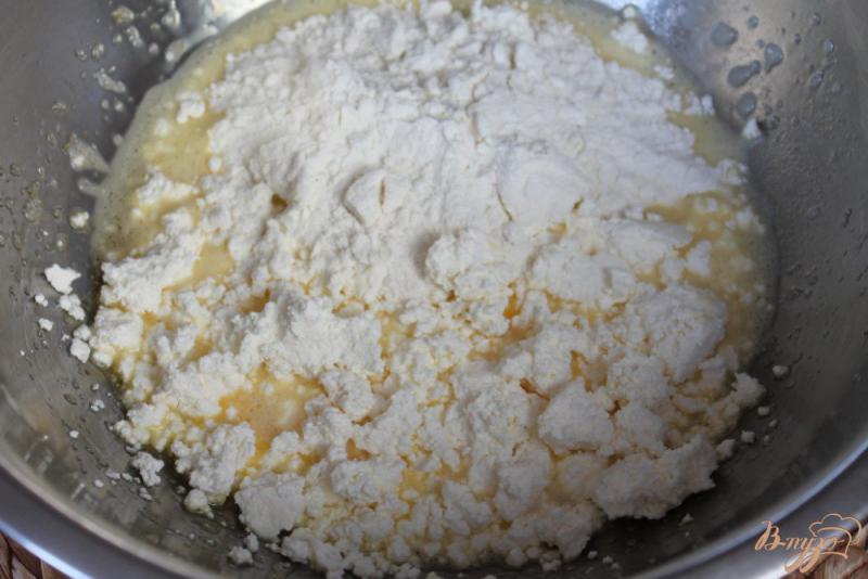 Фото приготовление рецепта: Творожные мини-кексы с калиной шаг №2