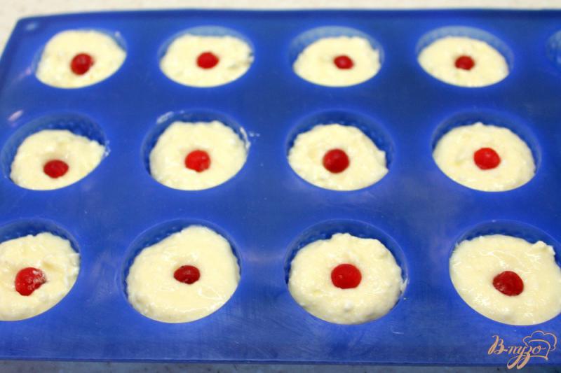 Фото приготовление рецепта: Творожные мини-кексы с калиной шаг №5