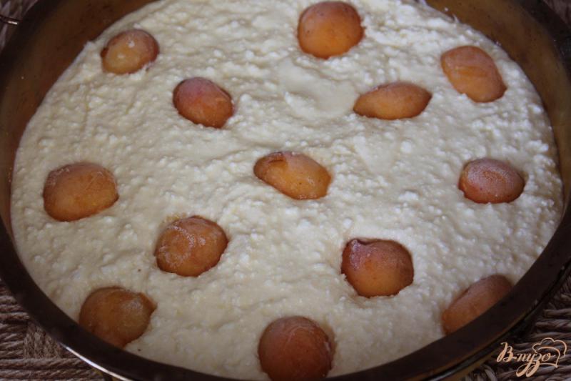 Фото приготовление рецепта: Творожный пирог с абрикосом шаг №7