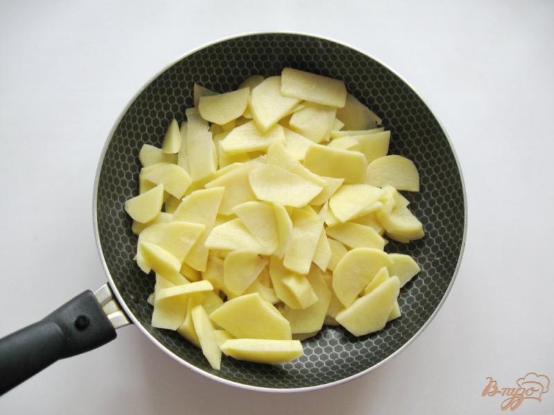 Фото приготовление рецепта: Жареный картофель с черемшой и яйцами шаг №1