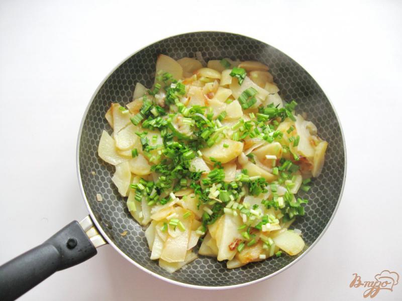 Фото приготовление рецепта: Жареный картофель с черемшой и яйцами шаг №3