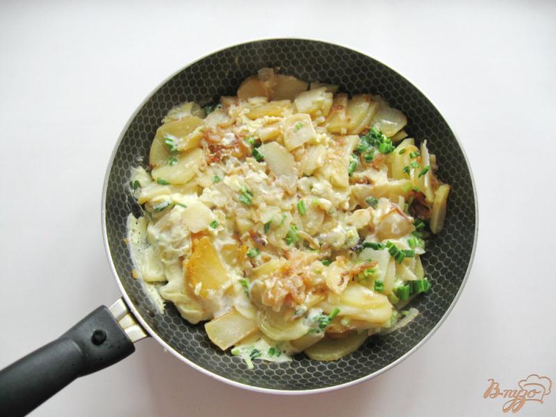 Фото приготовление рецепта: Жареный картофель с черемшой и яйцами шаг №5
