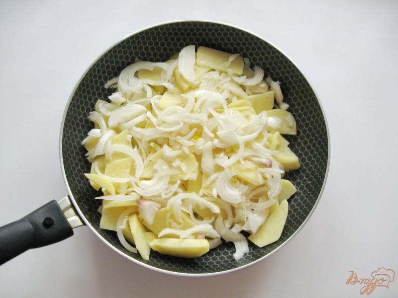 Фото приготовление рецепта: Жареный картофель с черемшой и яйцами шаг №2