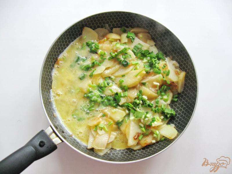 Фото приготовление рецепта: Жареный картофель с черемшой и яйцами шаг №4