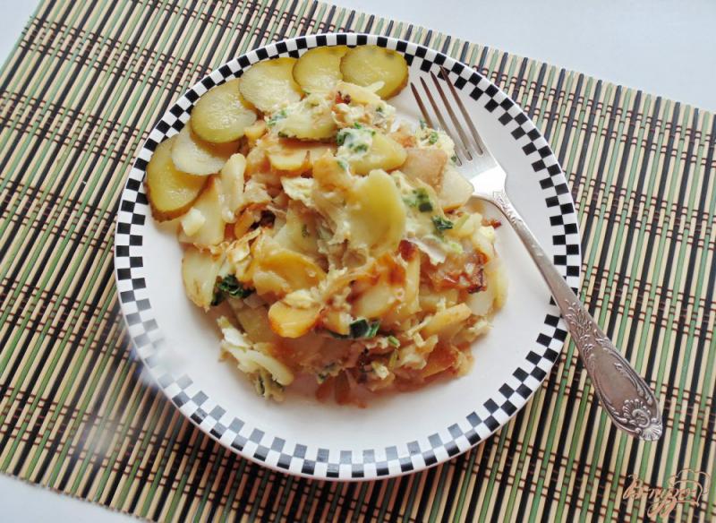 Фото приготовление рецепта: Жареный картофель с черемшой и яйцами шаг №6