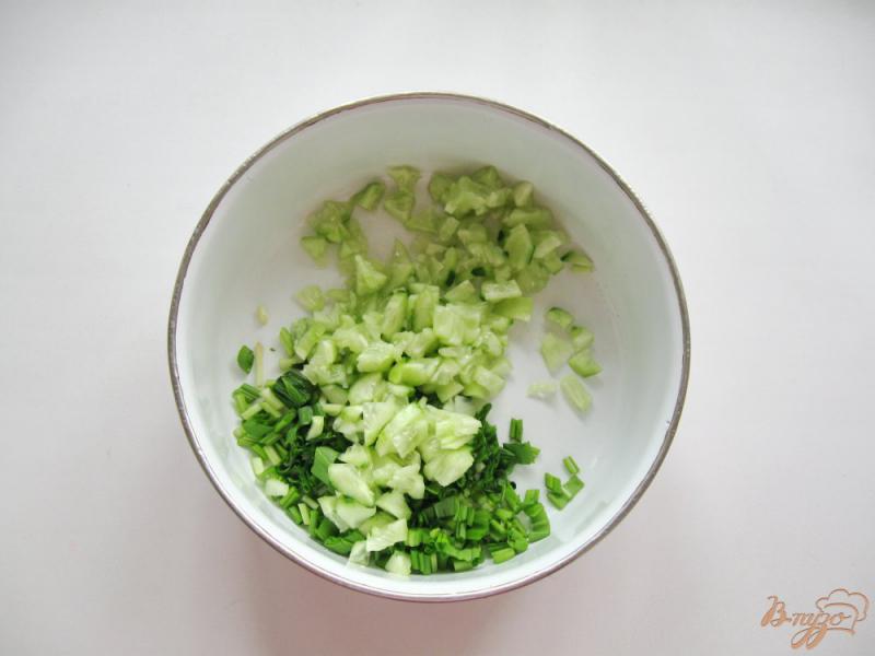 Фото приготовление рецепта: Салат с капустой, яблоком и черемшой шаг №2