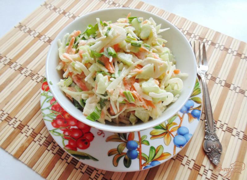 Фото приготовление рецепта: Салат с капустой, яблоком и черемшой шаг №8