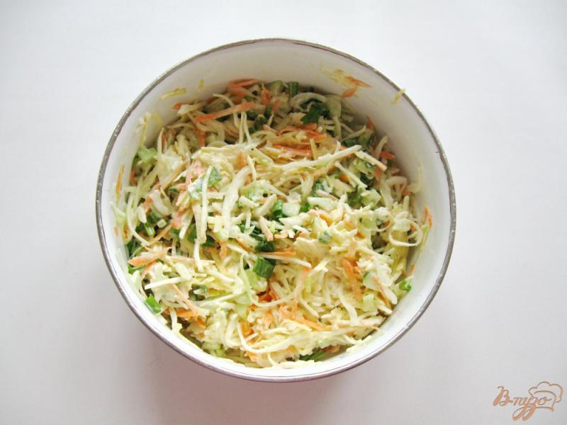Фото приготовление рецепта: Салат с капустой, яблоком и черемшой шаг №7