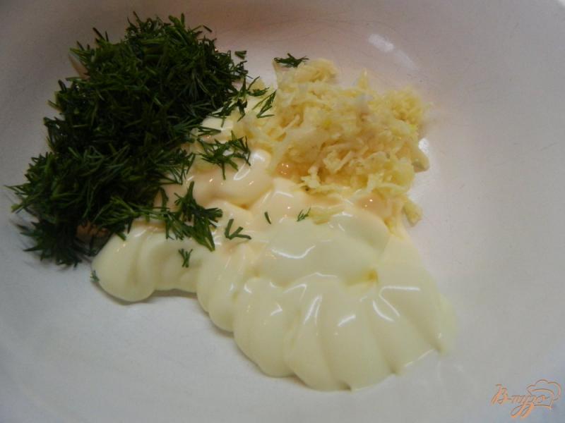Фото приготовление рецепта: Морской окунь запеченный  под чесночным соусом шаг №3