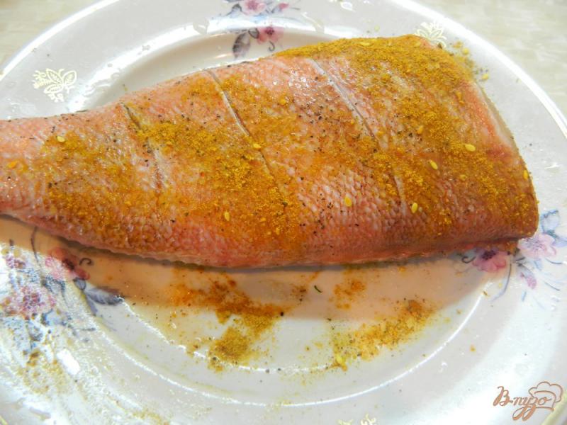Фото приготовление рецепта: Морской окунь запеченный  под чесночным соусом шаг №2