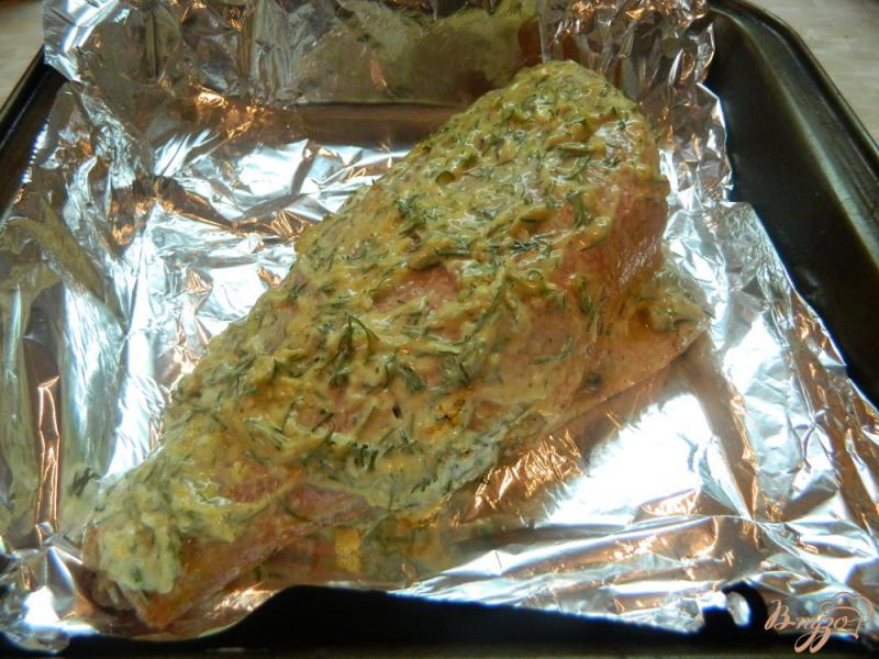 Фото приготовление рецепта: Морской окунь запеченный  под чесночным соусом шаг №5