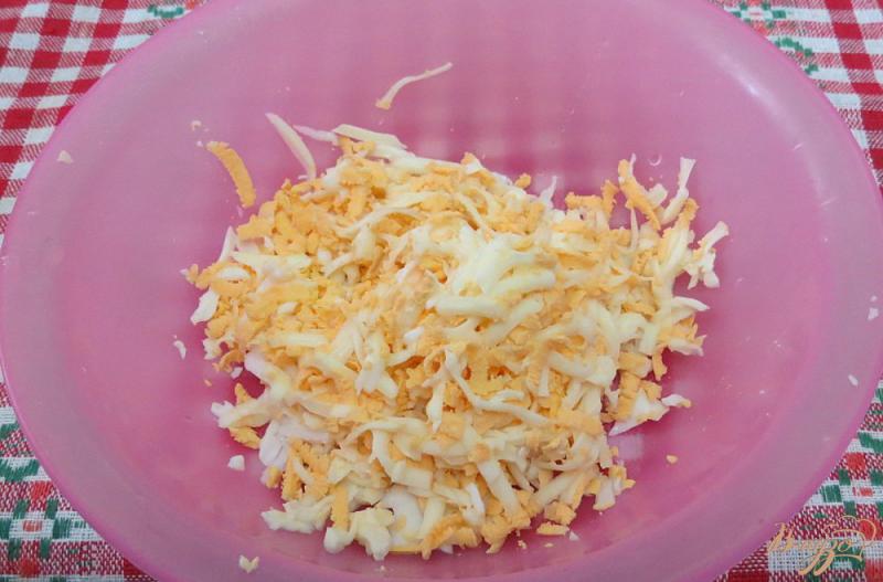 Фото приготовление рецепта: Салат из редиса, огурца и сыра шаг №2