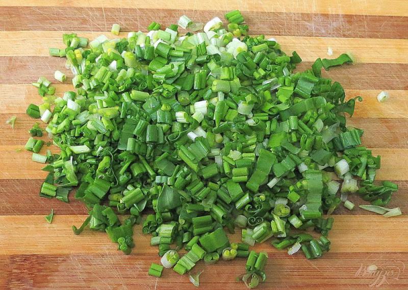 Фото приготовление рецепта: Салат из редиса, огурца и сыра шаг №5