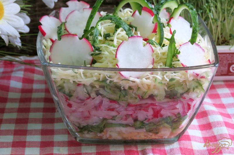 Фото приготовление рецепта: Салат из редиса, огурца и сыра шаг №7