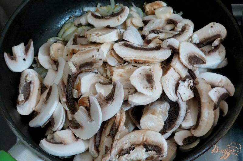 Фото приготовление рецепта: Свинина с грибами шаг №6