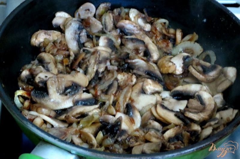 Фото приготовление рецепта: Свинина с грибами шаг №7