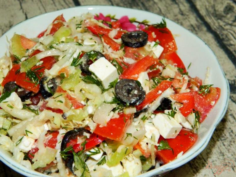 Фото приготовление рецепта: Салат маслинами, помидорами и брынзой шаг №4