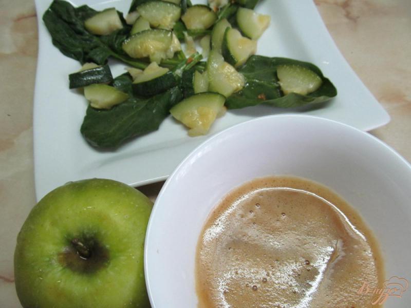 Фото приготовление рецепта: Салат с тыквой и кабачком под яблочным соусом шаг №3