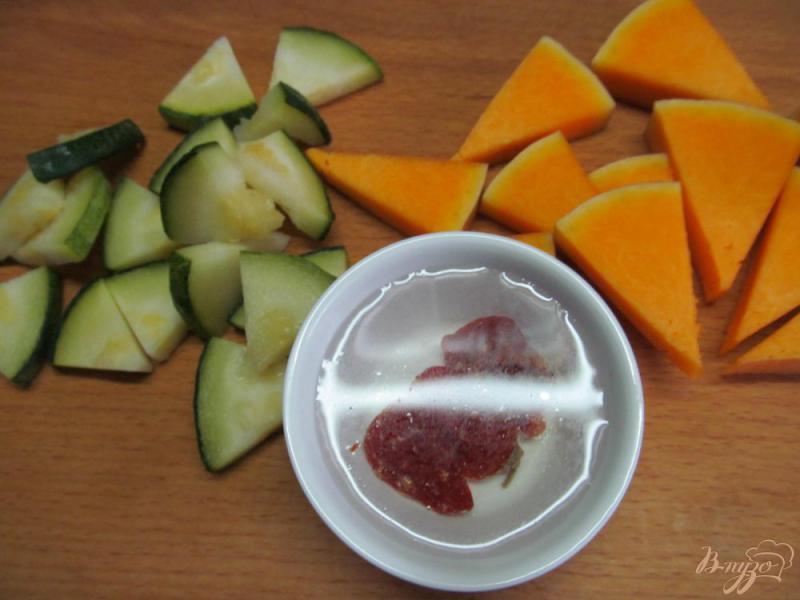 Фото приготовление рецепта: Салат с тыквой и кабачком под яблочным соусом шаг №2